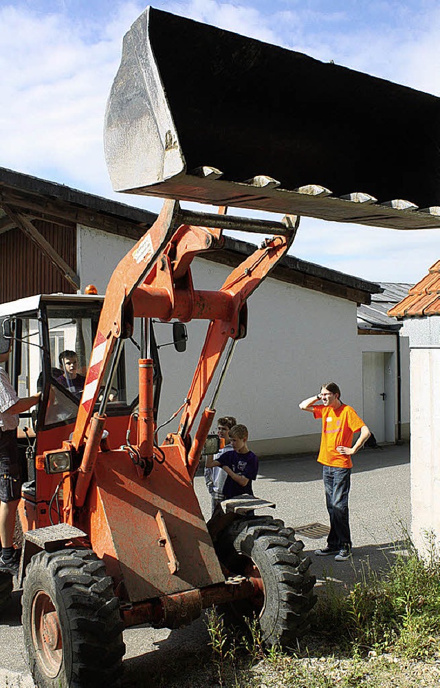 Der Radlader faszinierte die Buben: Am... Kinder beim Bauhofbesuch interessant.  | Foto: Gabriele Fssler