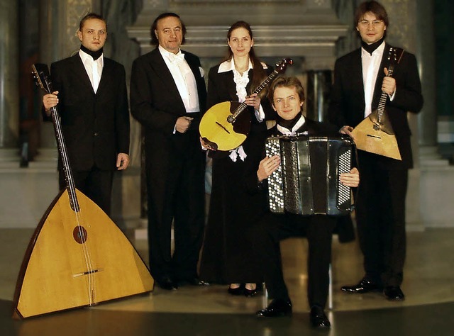 Ungewhnliche Begleitmusik fr den Ope...nellen russischen Instrumenten spielt.  | Foto: Veranstalter