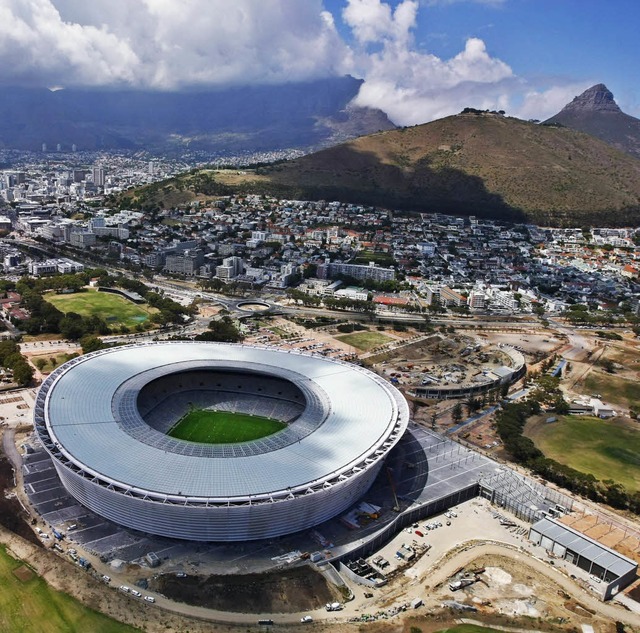 Prachtbau am Kap: Das Fuballstadion in Kapstadt  | Foto: dpa