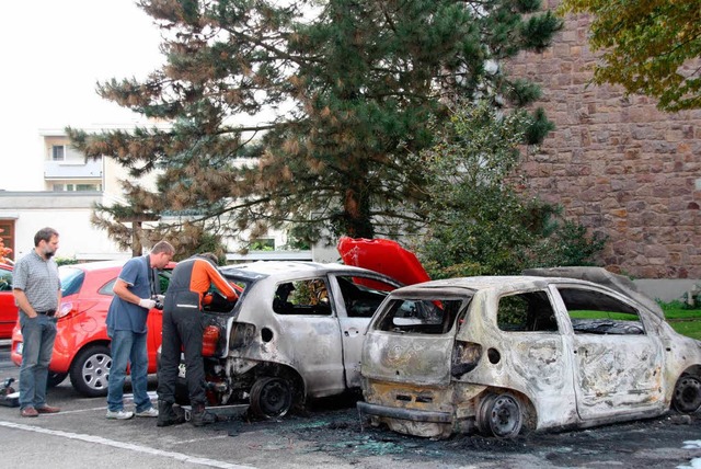2011 hatte es der Brandstifter auf Aut...tzte er einen Mercedes Viano in Brand.  | Foto: Katja Mielcarek