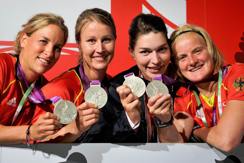Beim Rudern regnete es Medaillen. Auch der Doppelvierer der Frauen schaffte den Sprung auf das Treppchen. Mit der Silbermedaille sind die vier Frauen sichtlich zufrieden.