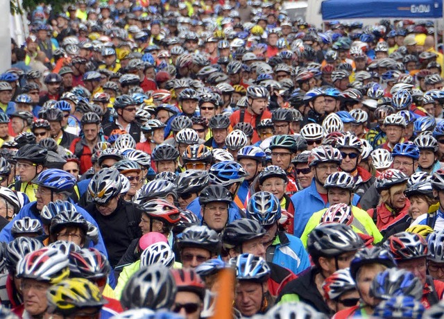 Ein Meer von Fahrradhelmen bei der Tour de Lndle 2011.   | Foto: SWR