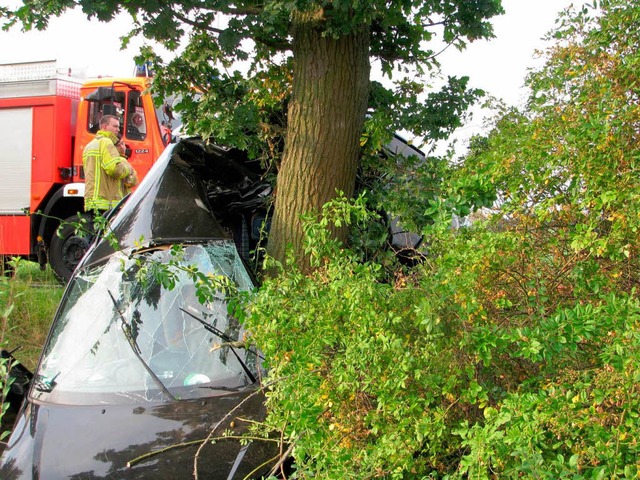 Ein 22-Jhriger wurde beim Zusammenpra...diesem Baum lebensgefhrlich verletzt.  | Foto: Feuerwehr Bad Krozingen