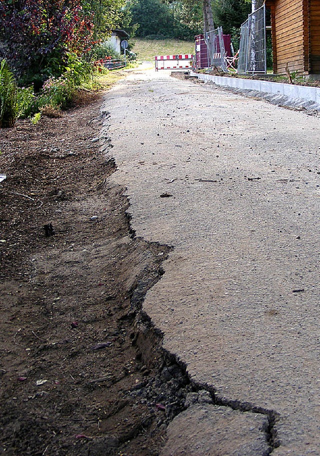 Die Baufahrzeuge haben deutliche Spuren hinterlassen.  | Foto: W. Adam