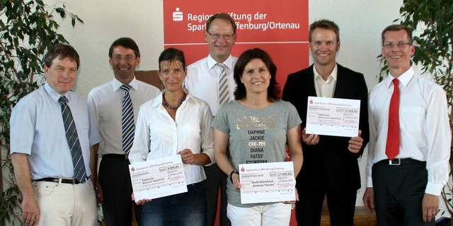 Spenden der Sparkassen-Regionalstiftun...ker und Geschftsstellenleiter  Hurst.  | Foto: Sieberts