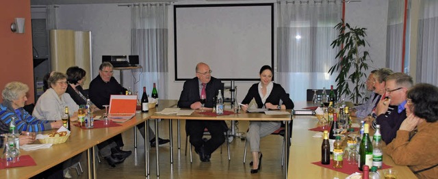 Am Stammtisch sitzt auch der Initiator...schaft, Walter Caroli (Mitte, links).   | Foto: BZ