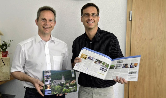 Brgermeister Armin Hinterseh (links) ... Verlag mit der neuen Info-Broschre.   | Foto: Sebastian Wolfrum