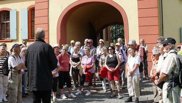 Vor dem Malteserschloss in Heitersheim...die Wanderer  Museumsleiter Schlegel.   | Foto: Privat