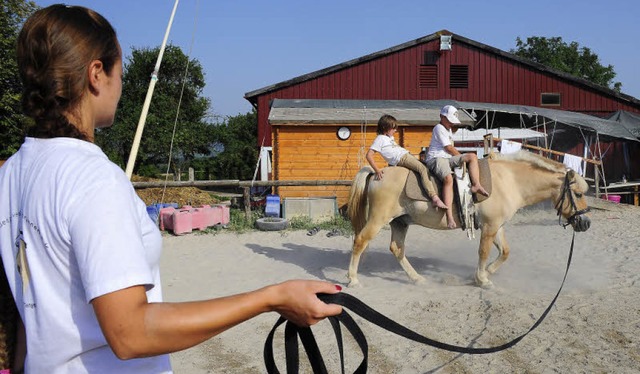 Greta Spannagel lsst Peter (12, links...en, Eric (8, unten) massiert  Orlando.  | Foto: kunz