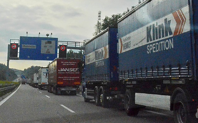 Bis auf knapp fnf Kilometer stauten s...inger Bergtunnel auf der A 98 zurck.   | Foto: Ingrid Bhm-Jacob