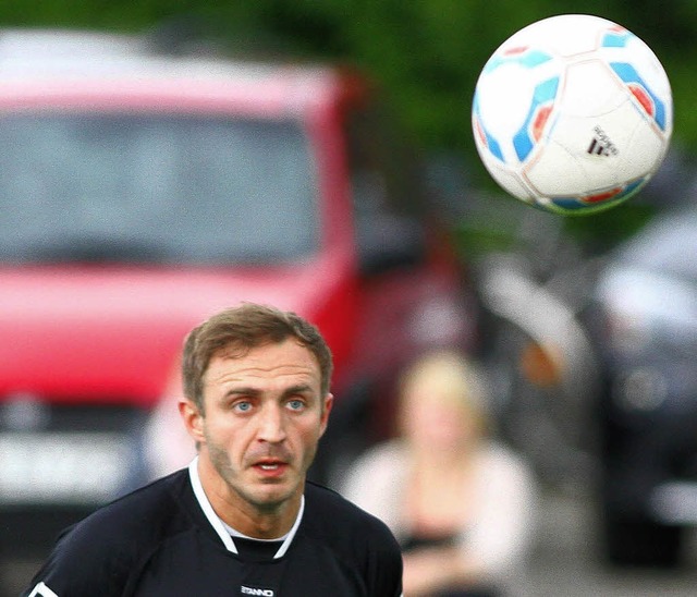 Wladimir Sobnin vom FSV Altdorf schaut... gegen den Kehler FV erneut ein Coup?   | Foto: Archiv: Peter AukthuN