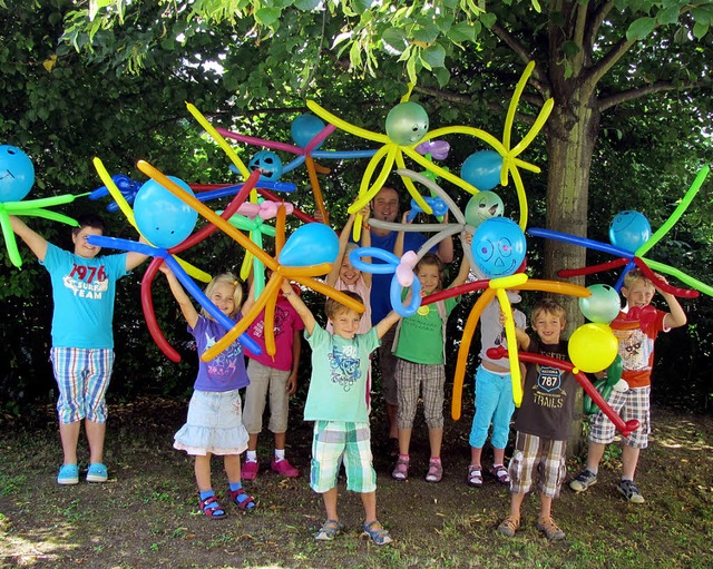 Alles, was man aus Luftballons herstel... Kinder des Inzlinger Ferienprogramms.  | Foto: zVg