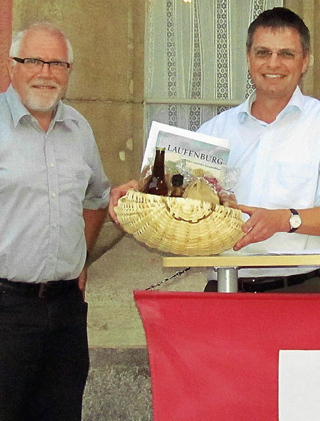 Mit einem Korb mit Spezialitten bedan...at  Patrick Burgherr aus Rheinfelden.   | Foto: Claudia Marchlewski