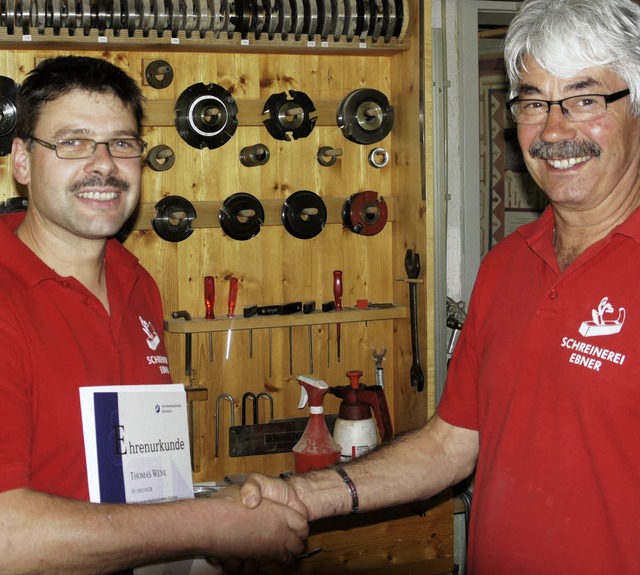 Seit 30 Jahren arbeitet der  45-jhrig...urkunde der Handwerkskammer Konstanz.   | Foto: Reinhard  Herbrig