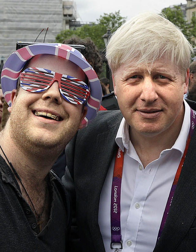 Olympiabegeistert: Boris Johnson (rechts) und Fan   | Foto: dapd