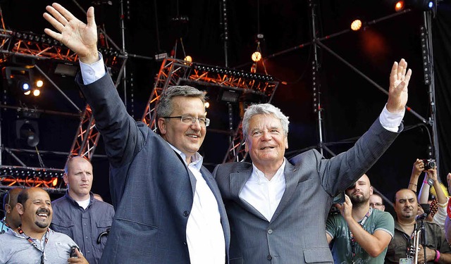 Komorowski,  mit offenem Jackett, und ...h zugeknpft,  erffnen das Festival.   | Foto: dpa