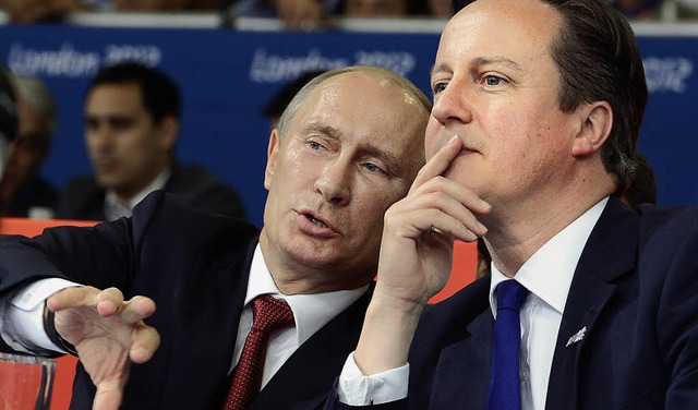 Wladimir Putin (links) erklrt dem bri...r David Cameron die Regeln beim Judo.   | Foto: AFP