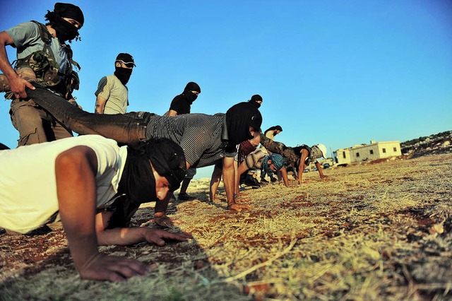 Eine Gruppe Dschihadisten trainiert im...n sunnitischen Gottesstaat errichten.   | Foto: AFP