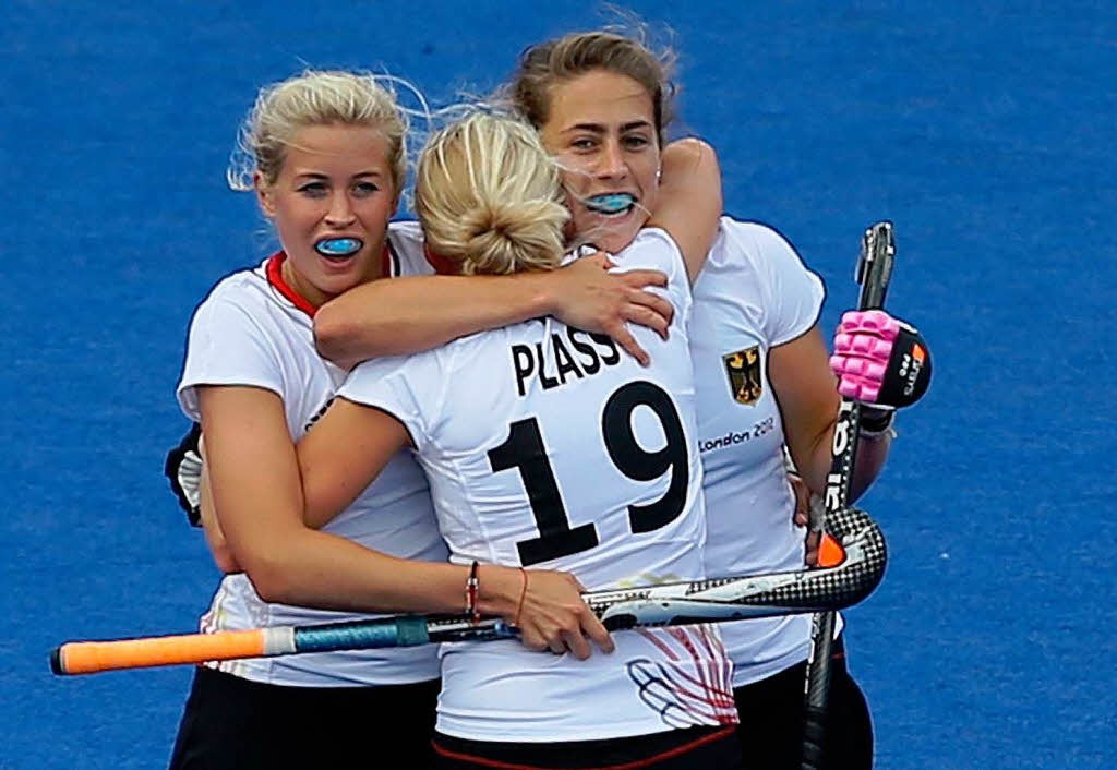 Die deutschen Hockey-Damen feiern ihre Torschtzin Marie Mavers. Mit dem Sieg ber die Sdafrikanerinnen  rckt das Halbfinale immer nher.