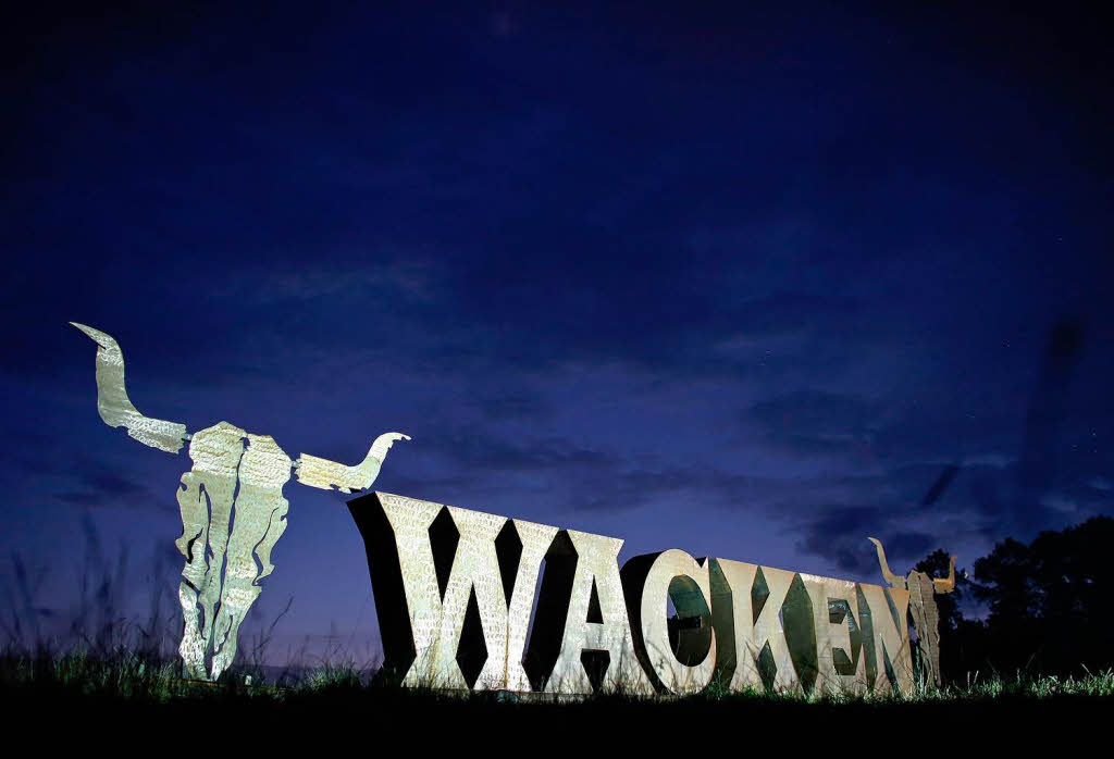 Aus Stahlbuchstaben gefertigt, begrt das Wacken-Logo die Heavy-Metal-Anhnger am Ortseingang.