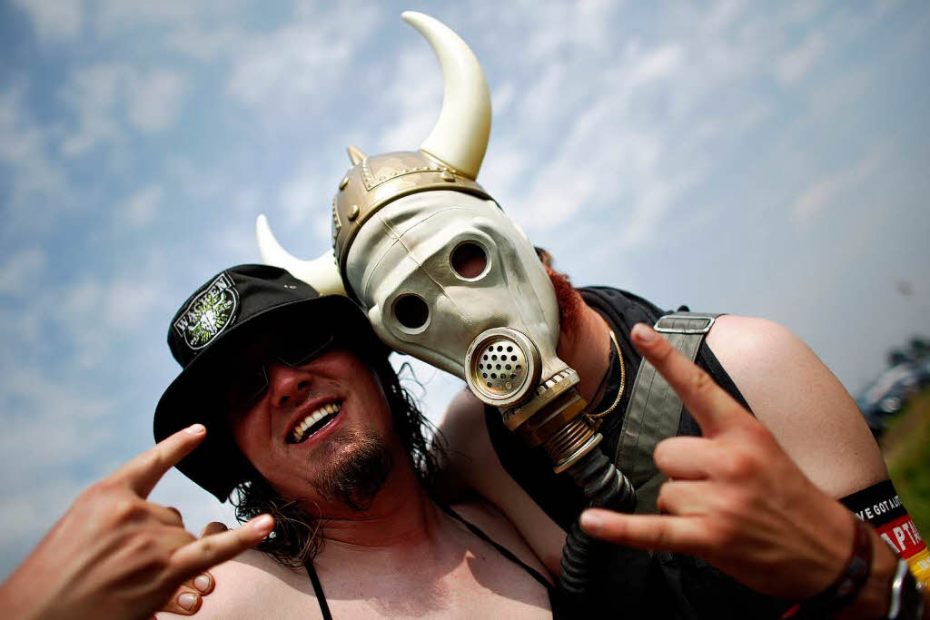 Heavy-Matal-Fans feiern beim 23. Wacken Open Air Festival.