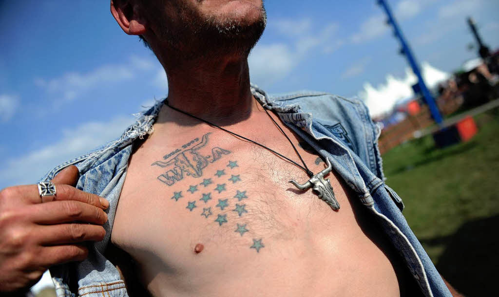 Ein Wacken-Fan hat sich das Festival-Logo auf die Brust ttowieren lassen.