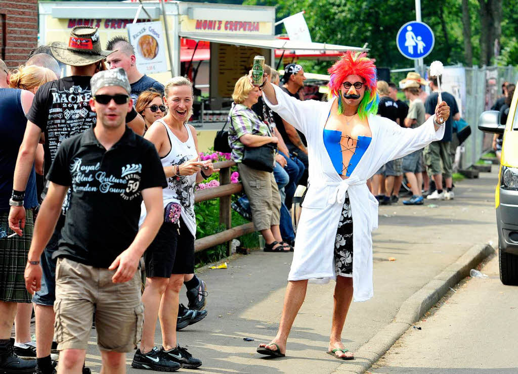 Heavy-Matal-Fans feiern beim 23. Wacken Open Air Festival.