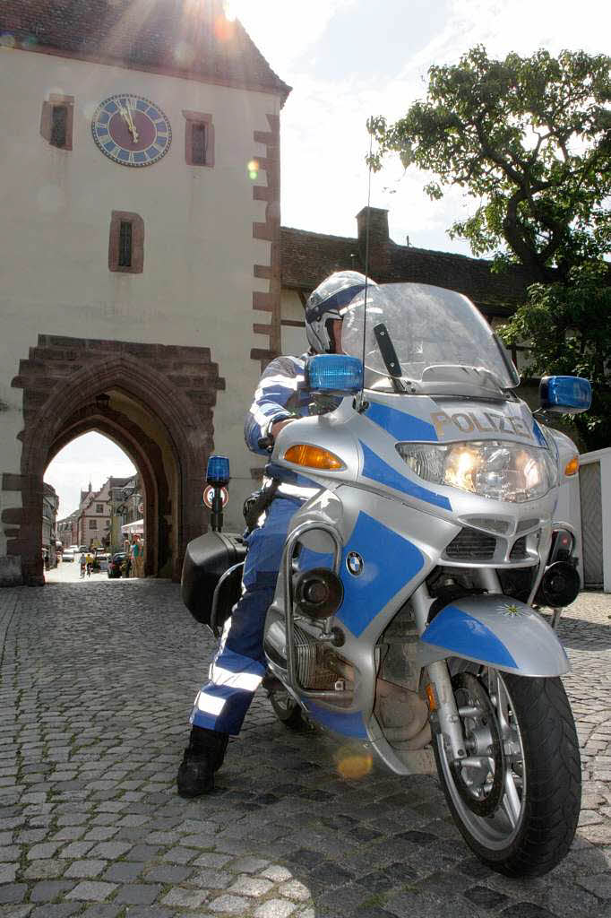 Schlussetappe der Tour de Lndle 2012: Ein Polizist auf einem Motorrad stoppt kurzfristig den Gegenverkehr am Torli in Endingen.