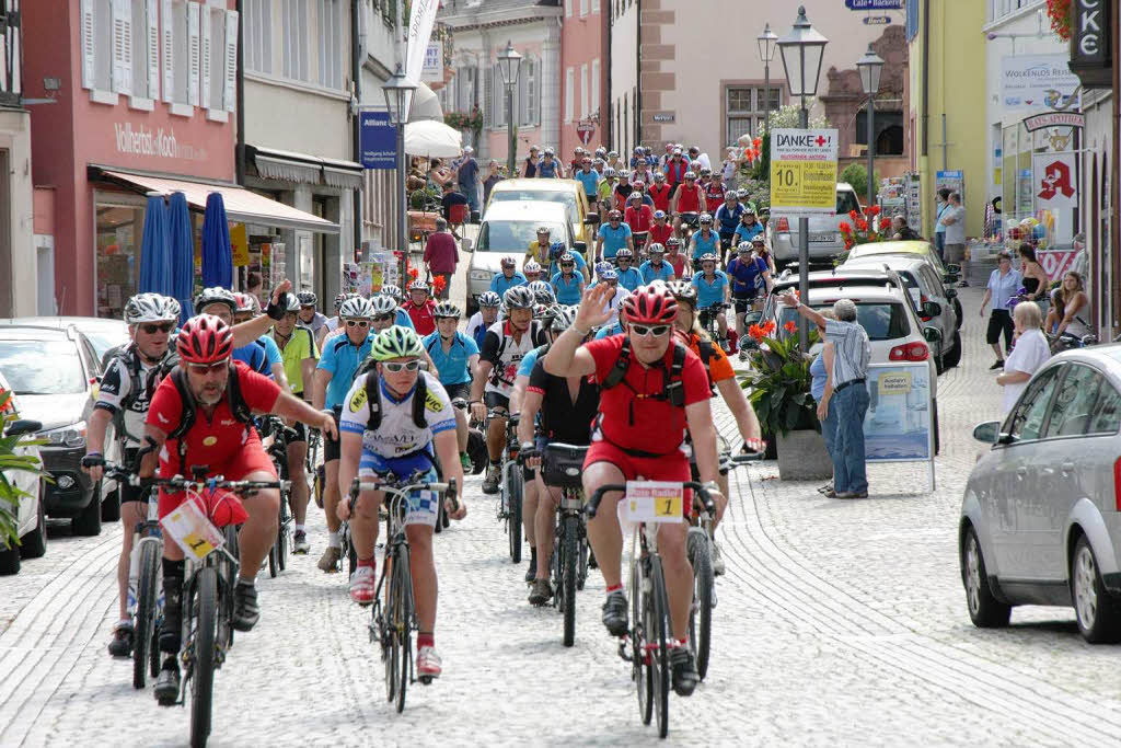 2000 Radler rollten am Freitag am Kaiserstuhl bei der Schlussetappe der Tour de Lndle 2012 auch durch die Endinger Innenstadt.