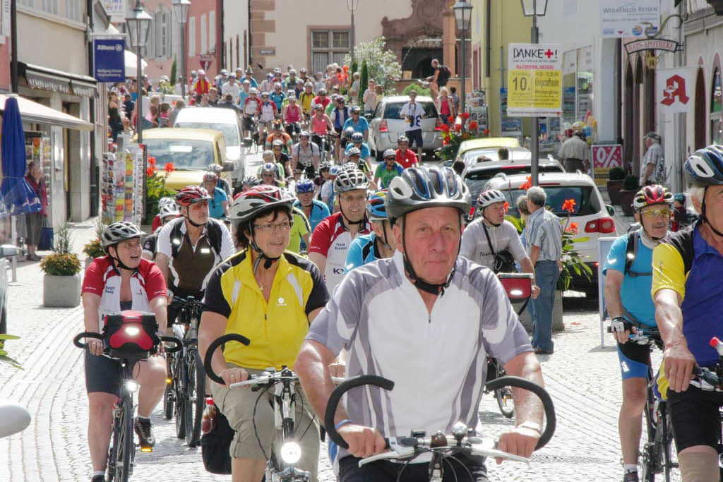 2000 Radler rollten am Freitag am Kaiserstuhl bei der Schlussetappe der Tour de Lndle 2012 auch durch die Endinger Innenstadt.