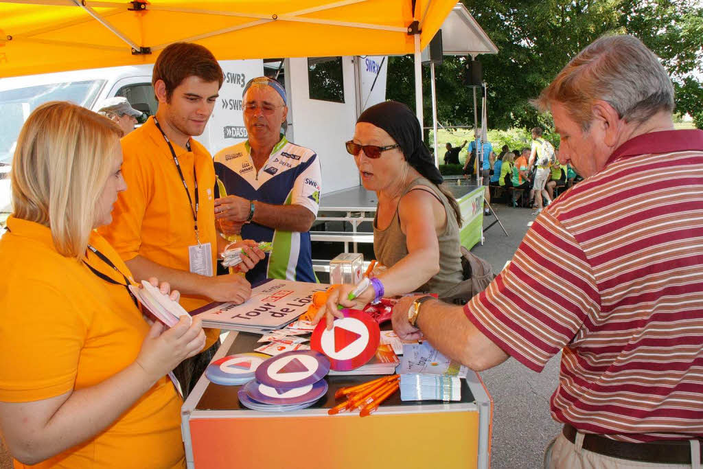 Rahmenprogramm auf dem Parkplatz am Rhein: Hier kleine Give-aways am SWR-Stand. .