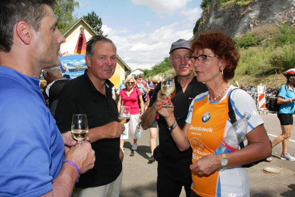 Schlussetappe der Tour de Lndle 2012: Die Winzergenossenschaften schenken Kostproben ihrer Erzeugnisse aus.