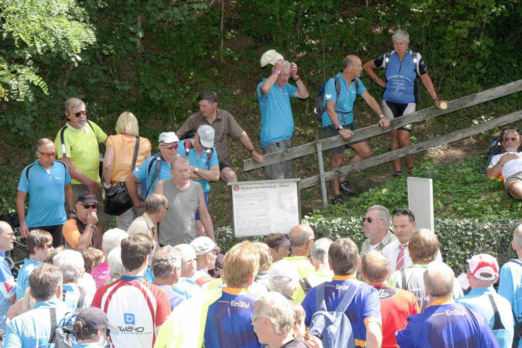 Schlussetappe der Tour de Lndle 2012: Angesichts der  leichten Etappe scheuen einige auch den gefhrten Aufstieg zur Limburg nicht.