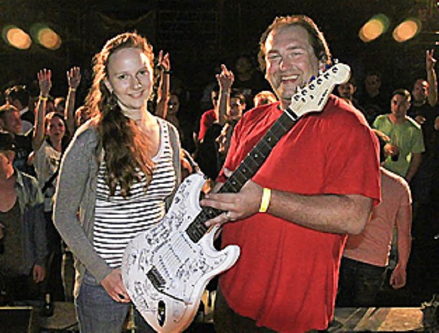 Patrick Ehret mit der OAE-Gitarre und der Gewinnerin Eileen Woestmann  | Foto: Eileen Woestmann