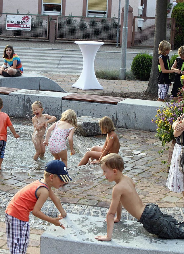 Wasserspiele an der &#8222;Alten Waage...0; waren bei den  Kinder sehr gefragt.  | Foto: Mutz