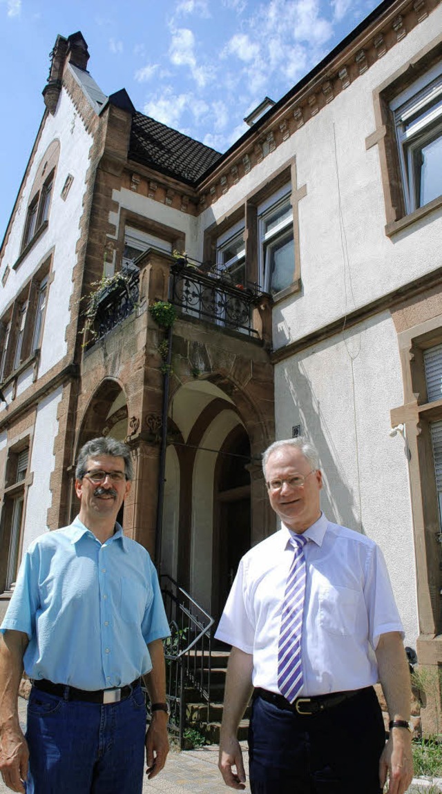 Eberhard Roth (links) und Herwig Schf...ae 16, dem knftigen Haus der Kirche.  | Foto: Gertrude Siefke