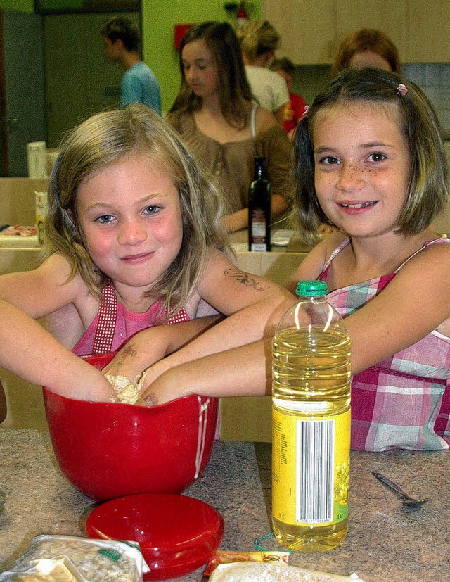 Teig fr Fladenbrot zu bereiten, macht Kindern Spa.  | Foto: Leony Stabla