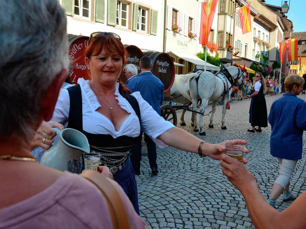 Trachten, Wein und gekrnte Hupter: Erffnung des 58. Markgrfler Weinfestes in Staufen