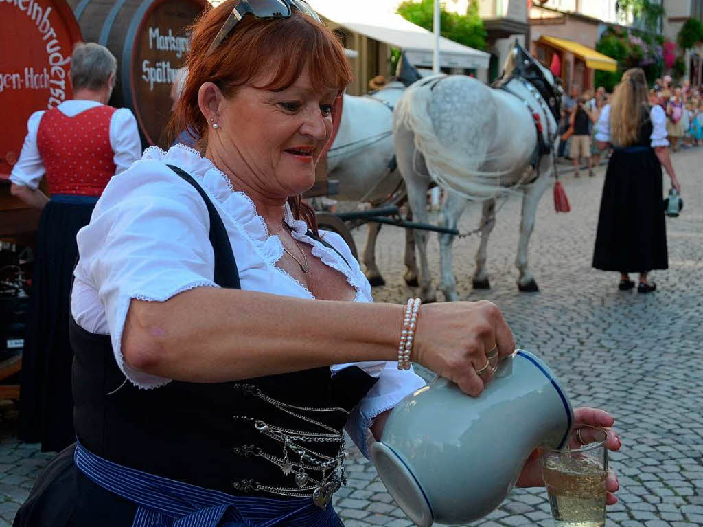 Trachten, Wein und gekrnte Hupter: Erffnung des 58. Markgrfler Weinfestes in Staufen