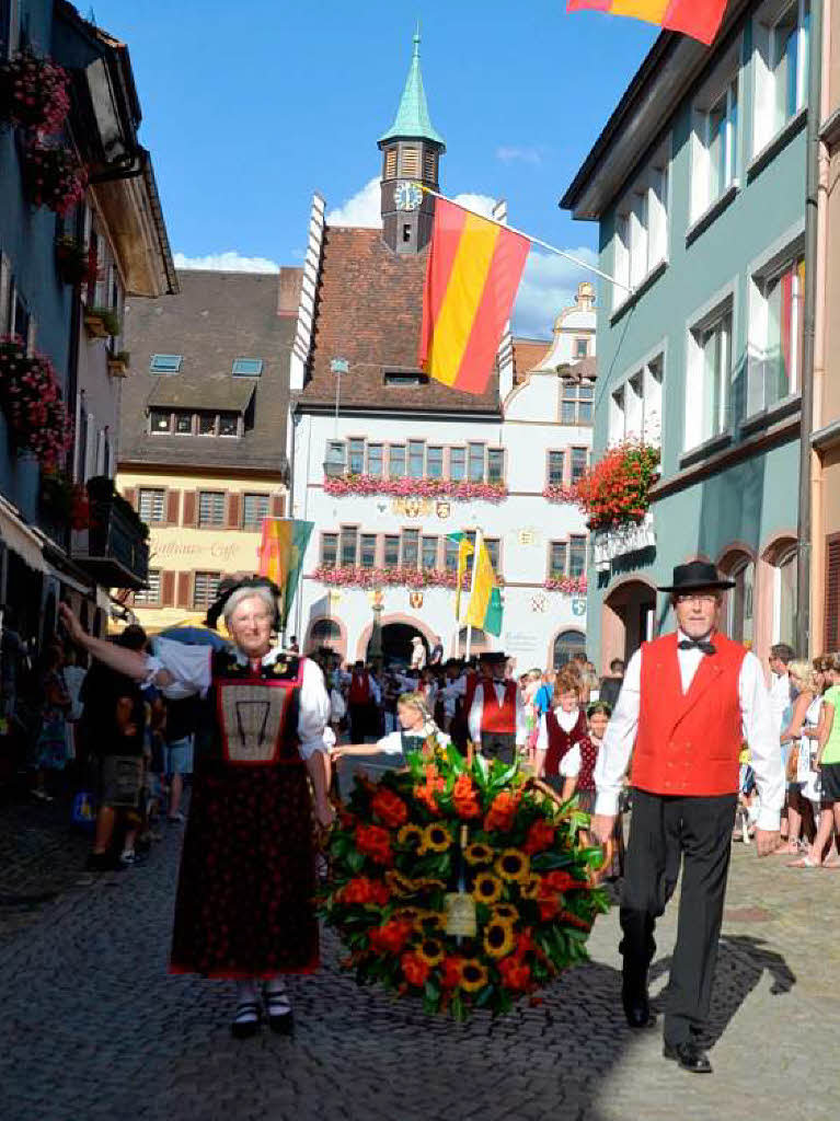 Trachten, Wein und gekrnte Hupter: Erffnung des 58. Markgrfler Weinfestes in Staufen