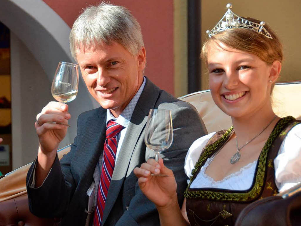 Staufens Brgermeister Michael Benitz und die – nun ehemalige – Markgrfler Weinprinzessin Laura Kiefer