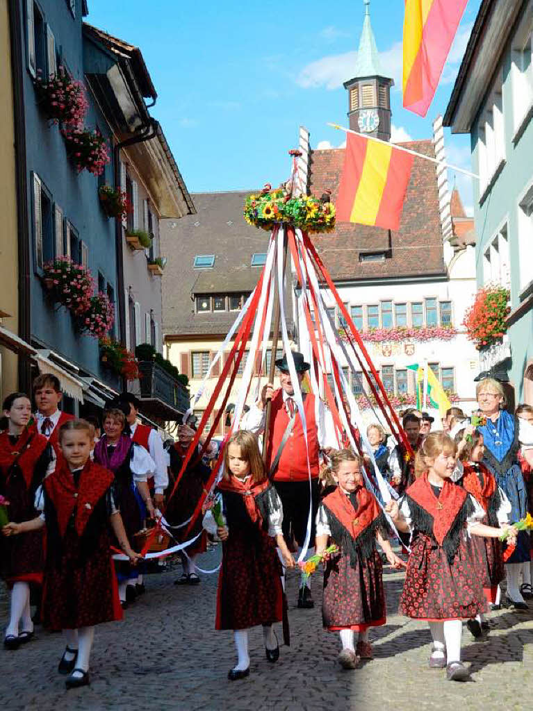 Trachten, Wein und gekrnte Hupter: Erffnung des 58. Markgrfler Weinfestes in Staufen