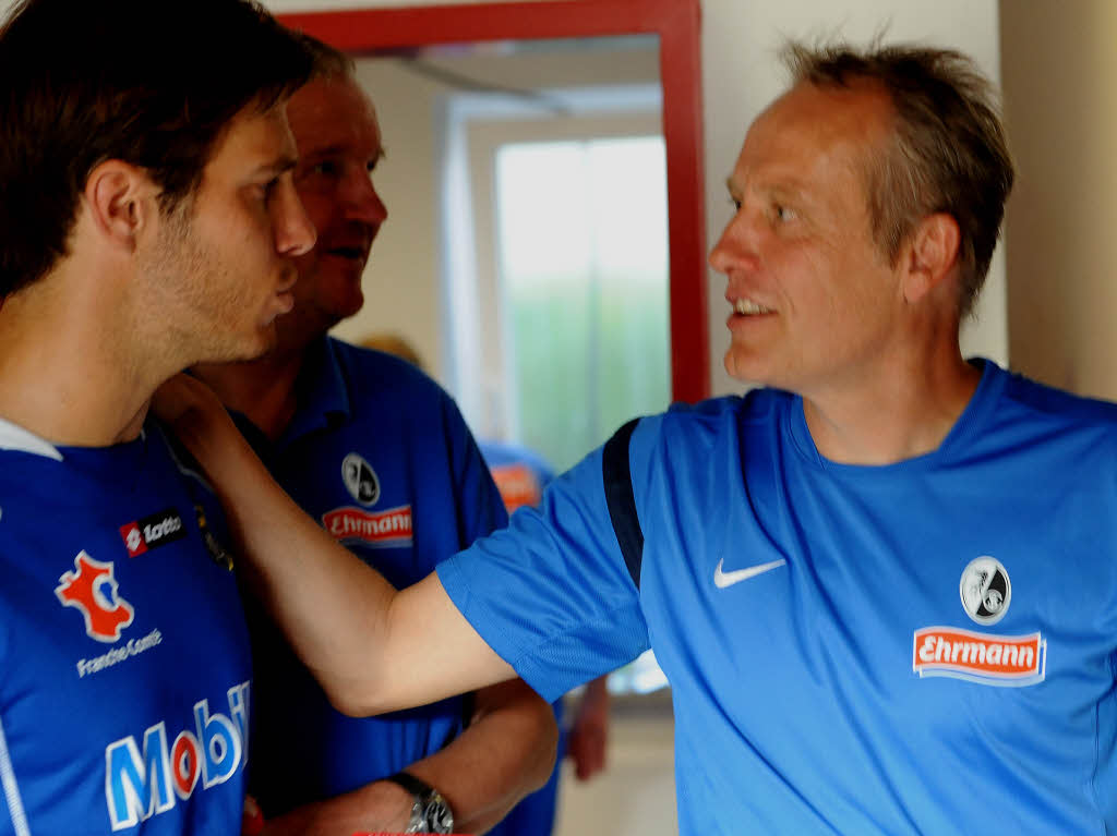 Wiedersehen: SC Trainer Christian Streich (rechts) mit dem frheren SC-Torwart Simon Pouplin