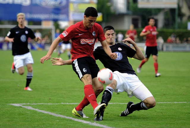 SC-Spieler Mounir Bouziane (links) verteidigt den Ball  gegen Stefan Mller.   | Foto: Meinrad Schn