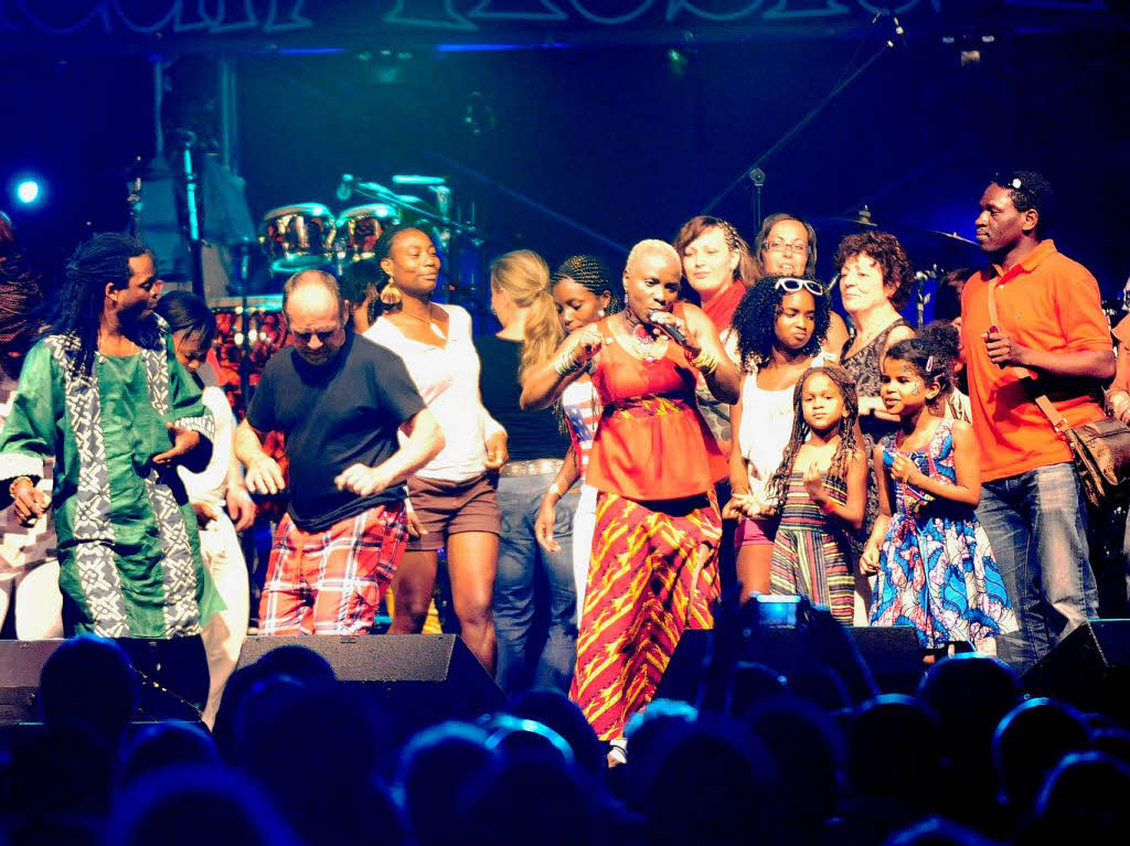 Mama Africa - Anglique Kidjo lud ihr Gste zum tanzen und mitsingen auch auf der Bhne ein