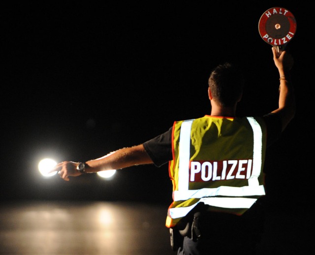 An der Zufahrt zum Opfinger See kontrollierte die Polizei die Autofahrer.  | Foto: dpa