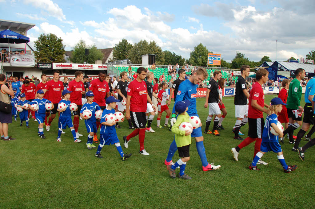 Es ist beim Kaiserstuhlcup bereits guter Brauch, dass Fuballnachwuchs der F- und E-Jugend die Mannschaften zum Spiel auf den Platz begleitet.