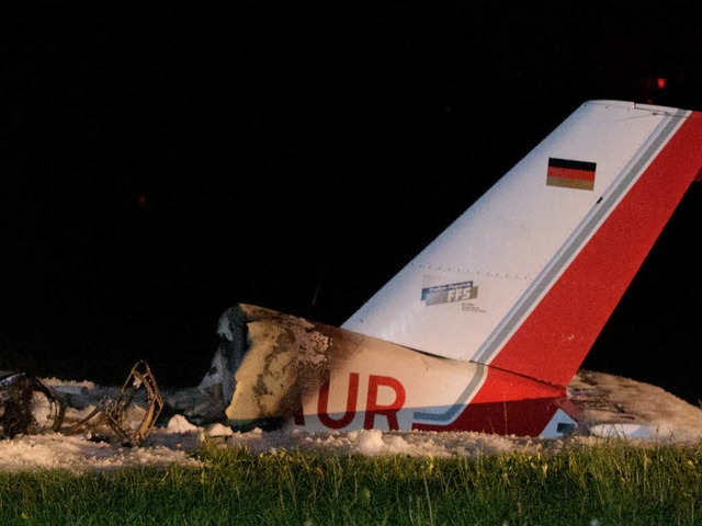 Das Wrack auf der Landepiste in Konstanz  | Foto: dpa