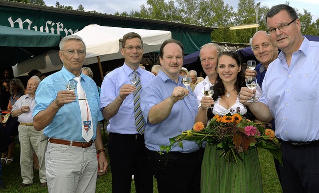 Auf ein gelungenes Weinfest stieen zu...von links) beim Bombacher Weinfest an.  | Foto: Daniel Mandel