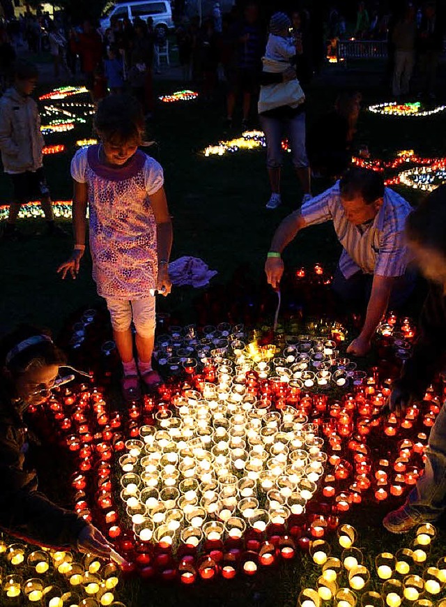 Rund 10000 Teelichter sorgten am Freit... ein buntes Lichtermeer im Kurgarten.   | Foto: Inken Kramer